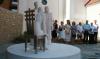 Rozsdamentes sz�k, amelyen Sz�z M�ria foglal helyet